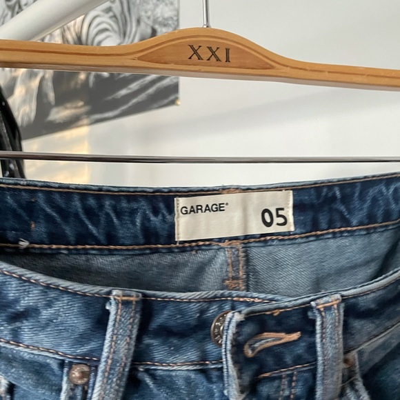 Cute jean short shorts from Garage! Size 5 - Picture 2 of 3